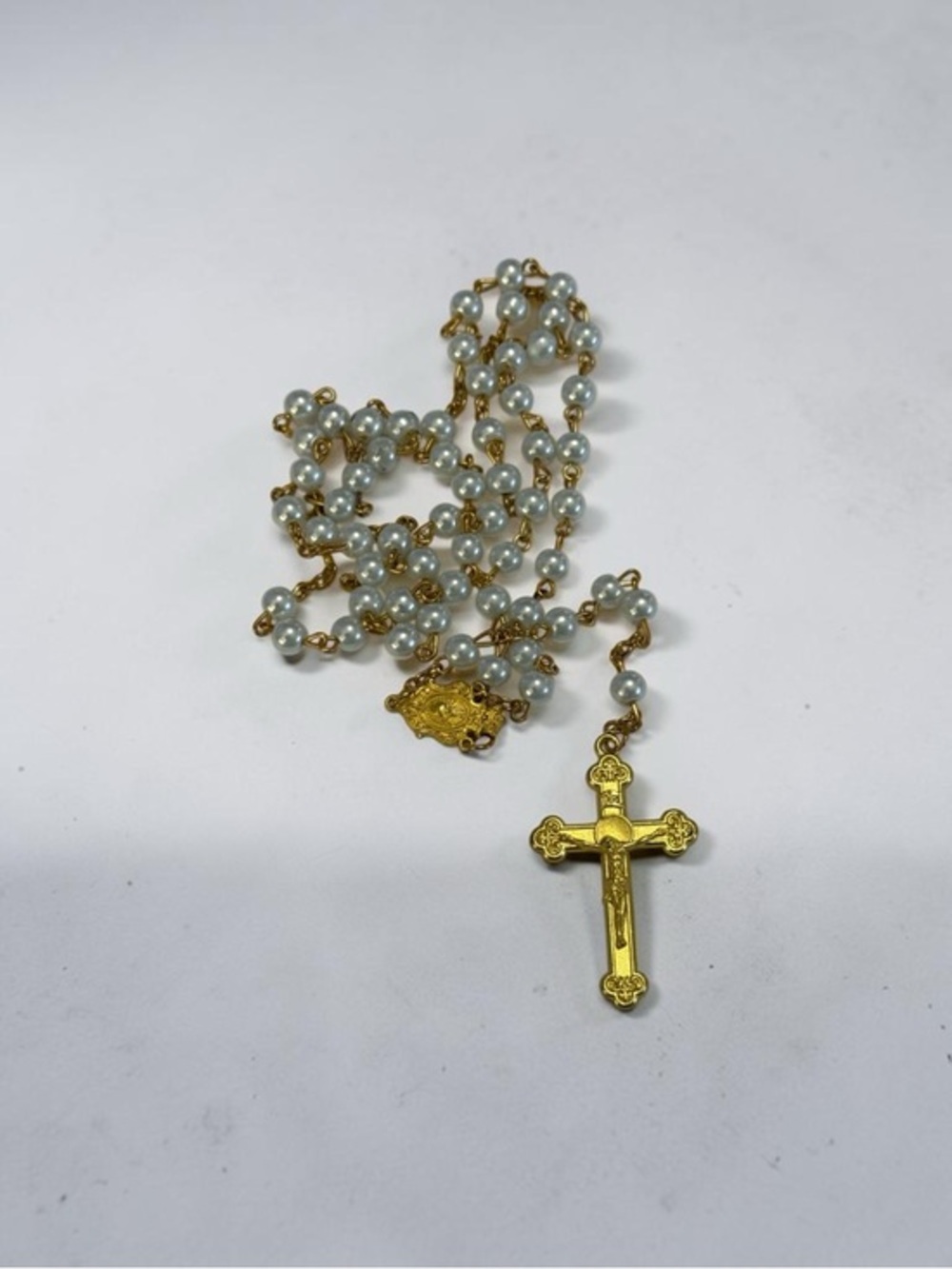 🫶🏻 Gold-Tone White Pearl Rosary Necklace with Crucifix